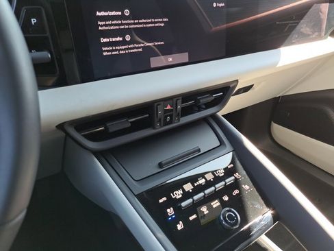 Certified 2025 Porsche Macan Electric image 33