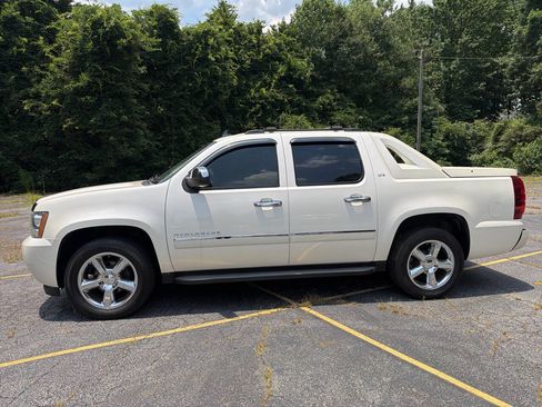Used 2012 Chevrolet Avalanche LTZ RWD image 3