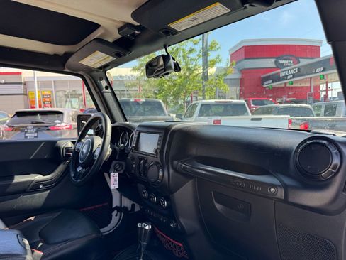 Used 2018 Jeep Wrangler Unlimited Rubicon w/ Max Tow Package image 23