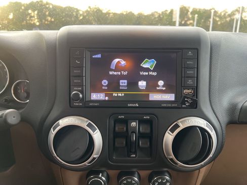 Used 2016 Jeep Wrangler Unlimited Rubicon w/ Connectivity Group image 10