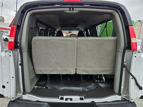 Used 2011 GMC Savana 3500 LS image 9