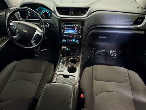 Used 2017 Chevrolet Traverse LT w/ Style and Technology Package image 12