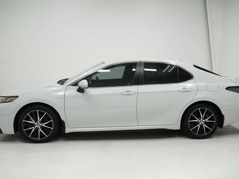 Used 2023 Toyota Camry SE FWD image 7