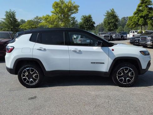 Certified 2025 Jeep Compass Trailhawk AWD/4WD image 3