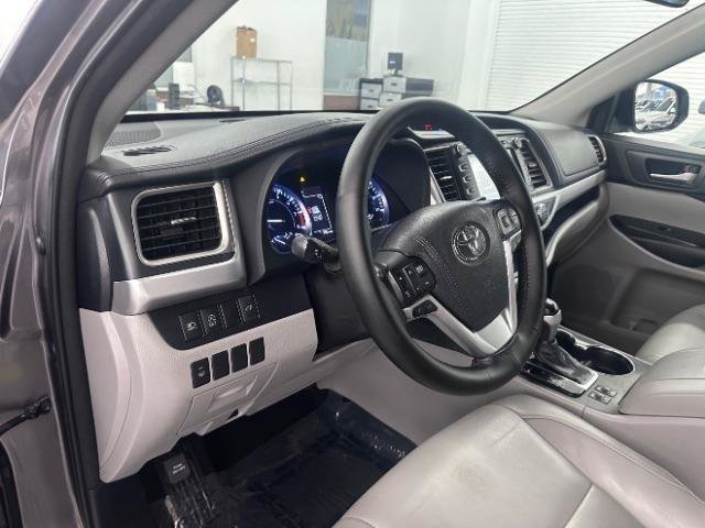 Used 2017 Toyota Highlander XLE AWD/4WD image 18