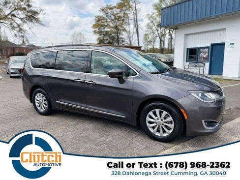 Used 2017 Chrysler Pacifica Touring-L image 9