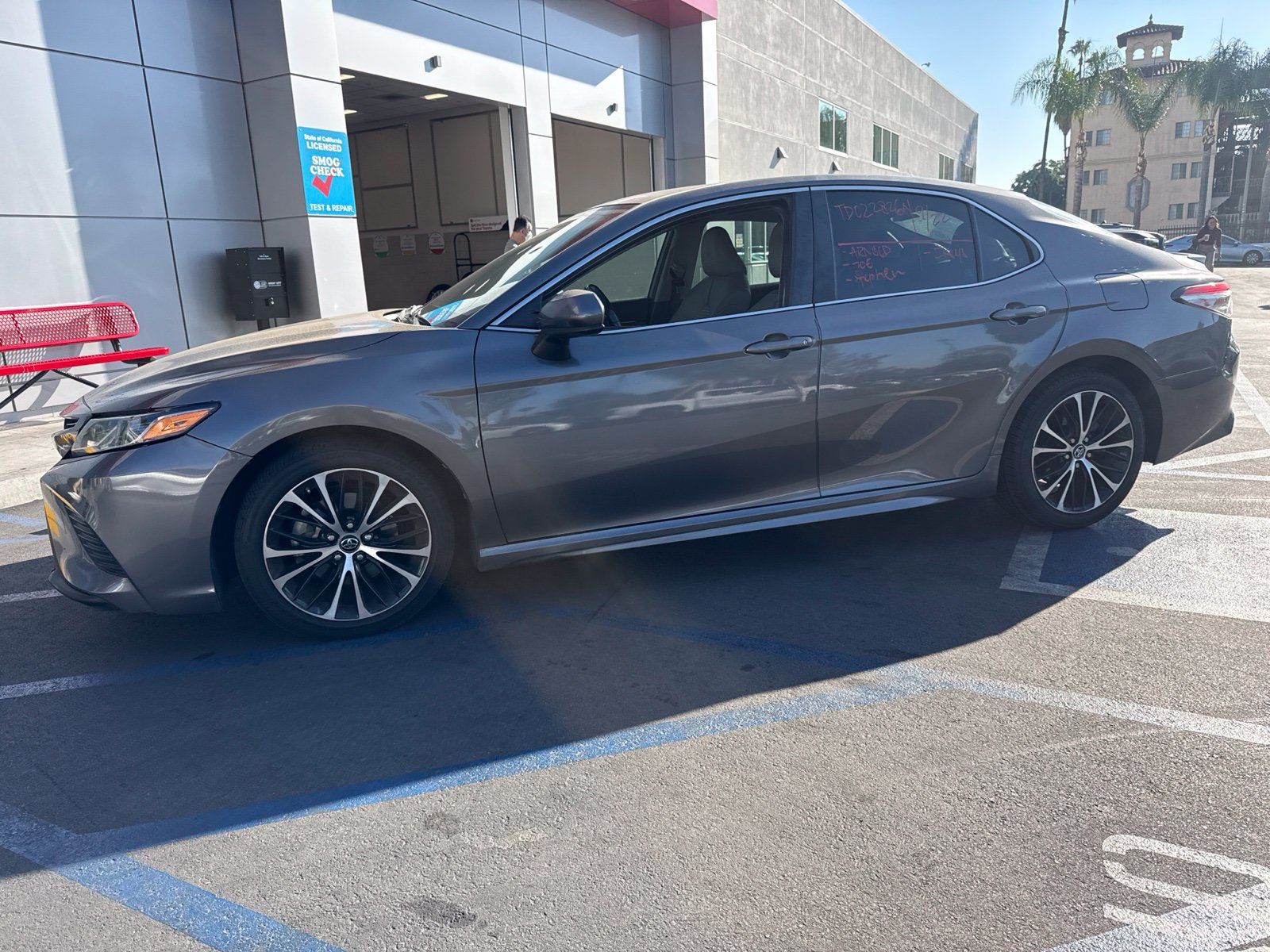 Used 2018 Toyota Camry SE FWD image 6