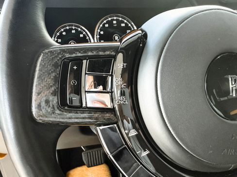 Used 2020 Rolls-Royce Cullinan Black Badge image 23