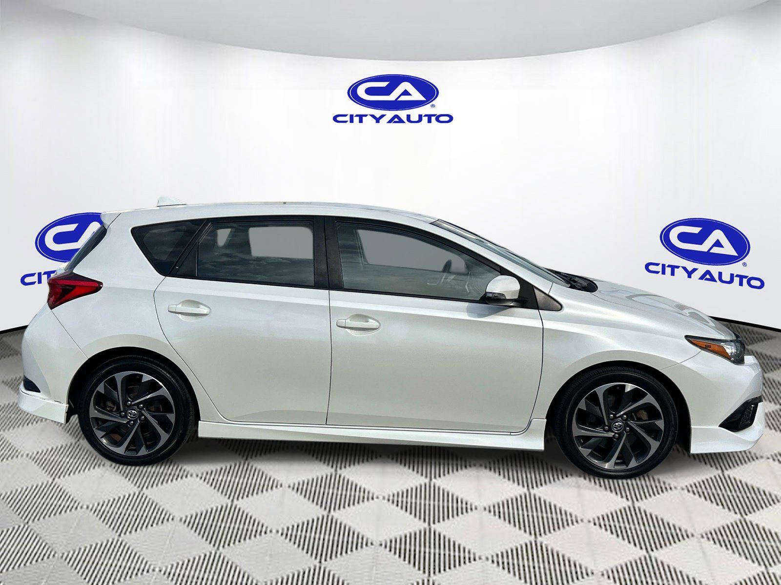 Used 2017 Toyota Corolla iM w/ All-Weather Mat Package FWD image 2