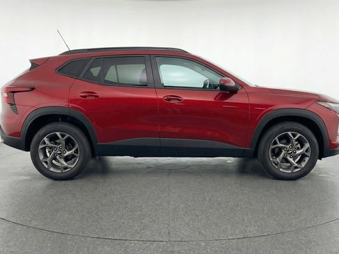 Used 2025 Chevrolet Trax LT image 11