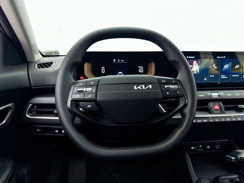 Used 2025 Kia K4 FWD image 3