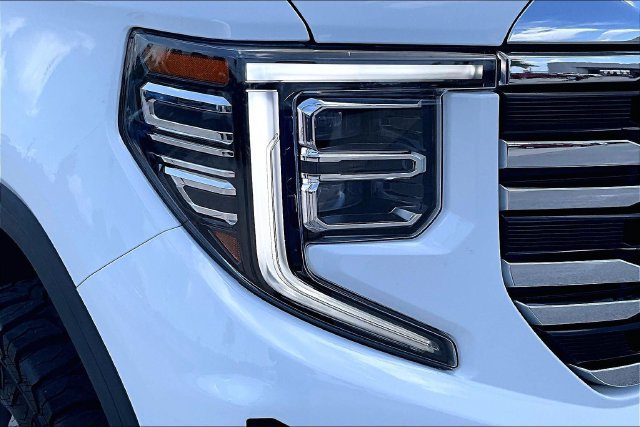 Used 2023 GMC Sierra 1500 SLT w/ SLT Premium Plus Package AWD/4WD image 30