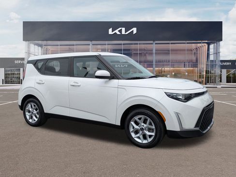 Certified 2023 Kia Soul LX w/ LX Technology Package FWD image 2