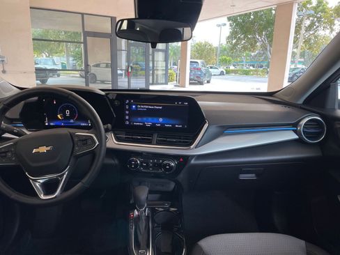 Used 2025 Chevrolet Trax LT w/ LT Convenience Package image 28