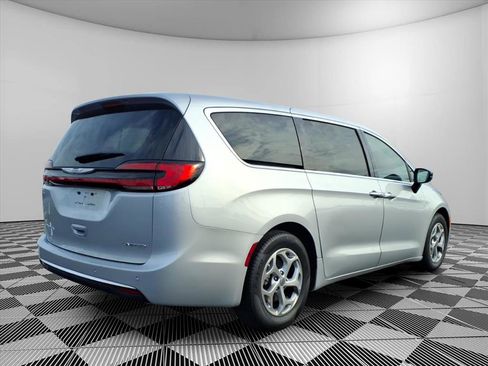 Used 2024 Chrysler Pacifica Limited image 8