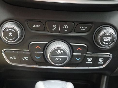 Used 2019 Jeep Cherokee Trailhawk w/ Cold Weather Group image 21