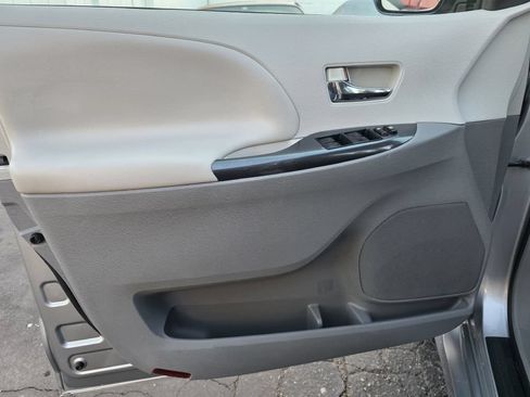 Used 2014 Toyota Sienna SE FWD image 15