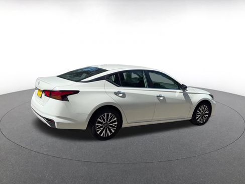 Used 2025 Nissan Altima 2.5 SV FWD image 15