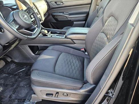Used 2024 Nissan Pathfinder SV image 15