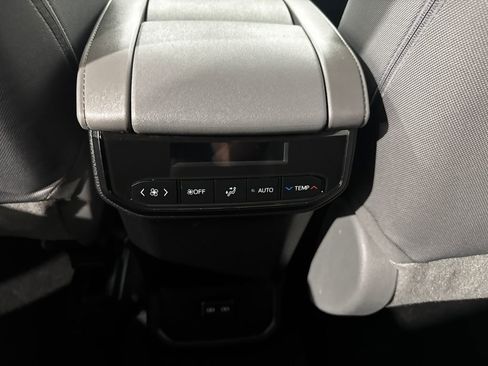 Used 2023 Toyota Highlander LE AWD/4WD image 37