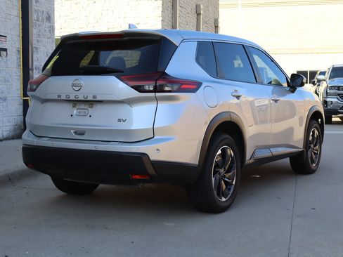 Used 2024 Nissan Rogue SV FWD image 3