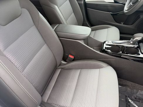 Used 2025 Chevrolet Trax LT FWD image 33