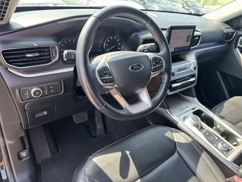 Used 2022 Ford Explorer XLT w/ Equipment Group 202A AWD/4WD image 19