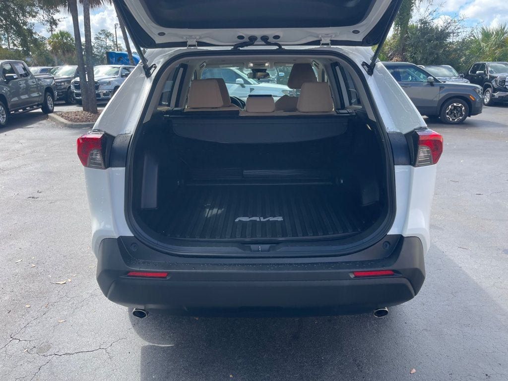Used 2025 Toyota RAV4 LE AWD/4WD image 4