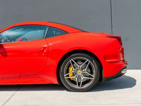 Used 2017 Ferrari California T RWD image 19