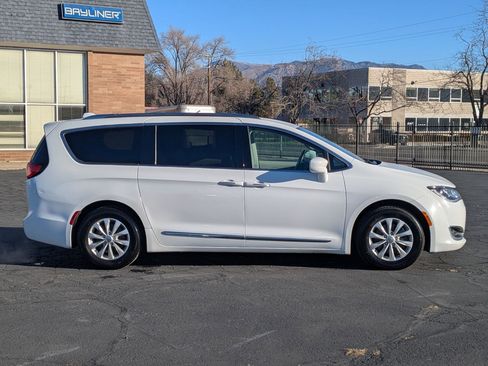 Used 2018 Chrysler Pacifica Touring-L Plus image 2