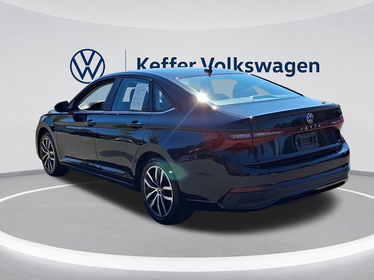 Used 2025 Volkswagen Jetta SE FWD image 4