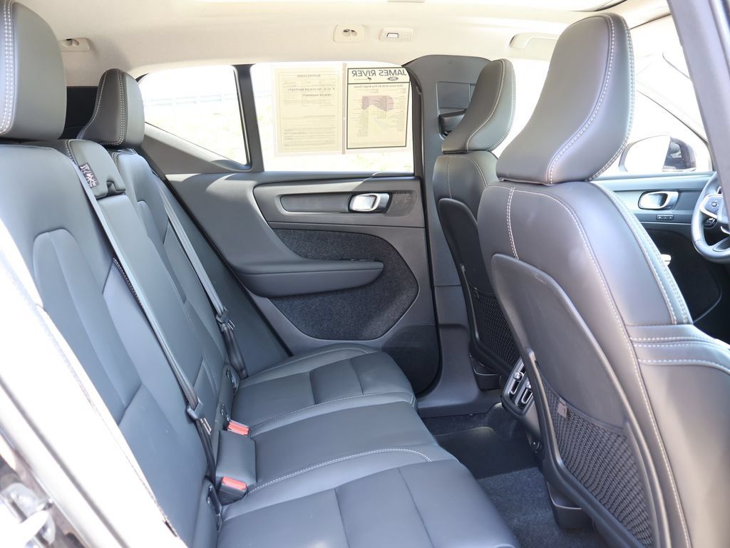 Used 2025 Volvo XC40 B5 Plus AWD/4WD image 11
