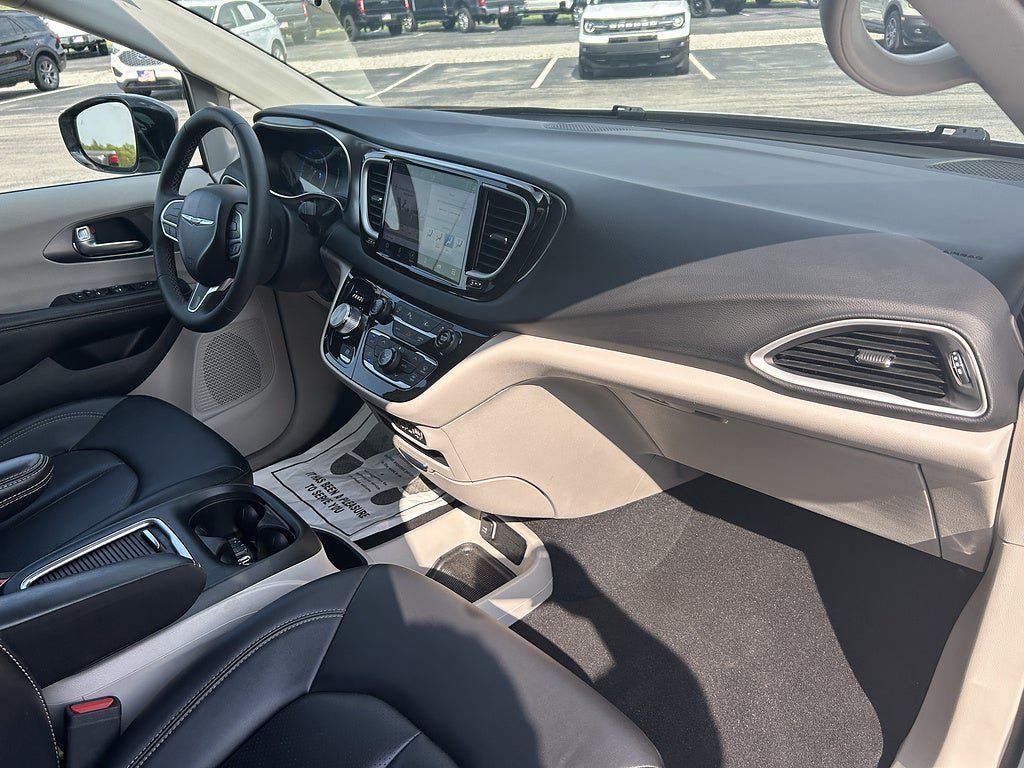 Used 2024 Chrysler Pacifica Touring-L FWD image 22