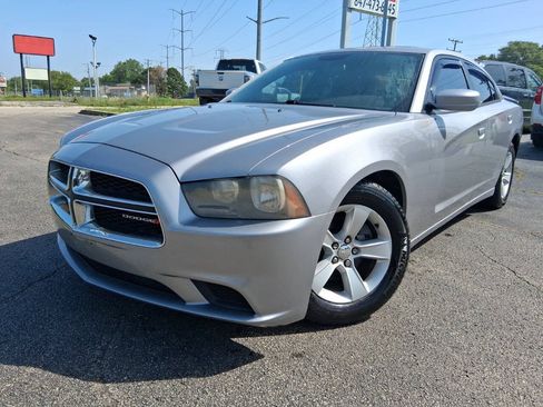 Used 2013 Dodge Charger SE RWD image 1