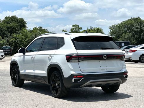 Used 2025 Volkswagen Taos SE FWD image 13
