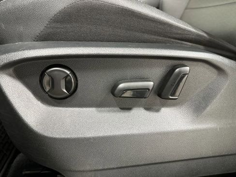 Used 2021 Volkswagen Tiguan SE image 16