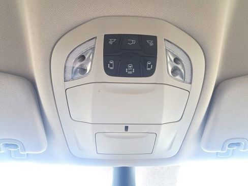 Used 2023 Chrysler Pacifica Touring-L FWD image 31