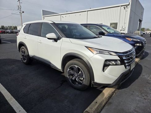 Used 2024 Nissan Rogue SV image 2