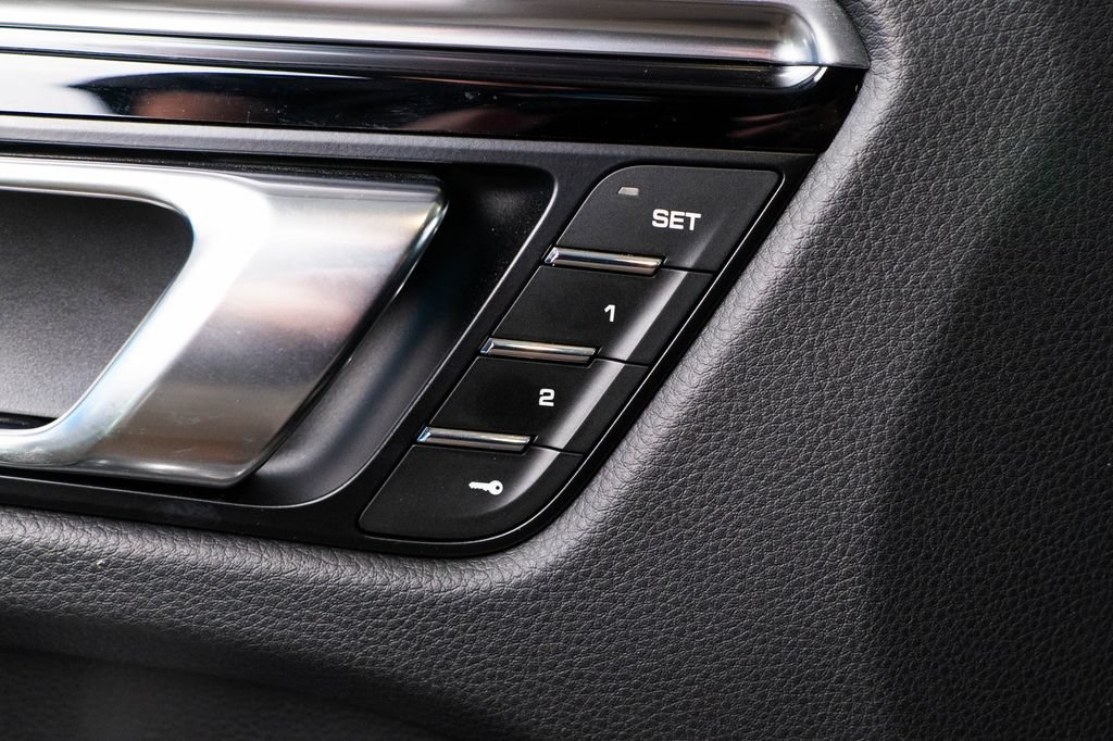 Certified 2024 Porsche Macan S AWD/4WD image 19