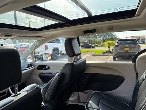 Used 2023 Chrysler Pacifica Limited FWD image 21