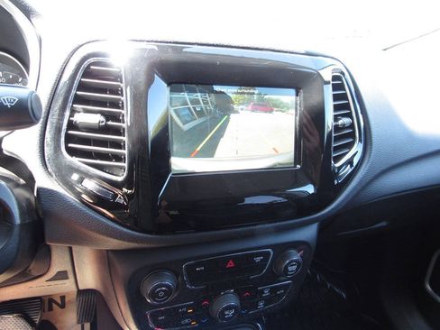 Used 2018 Jeep Compass Latitude w/ Popular Equipment Group FWD image 25