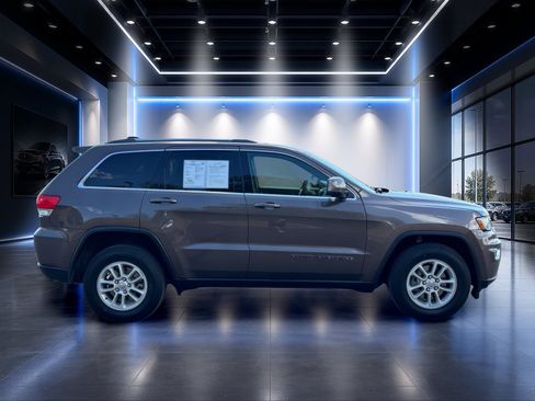 Used 2018 Jeep Grand Cherokee Laredo AWD/4WD image 3