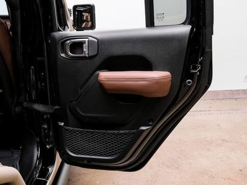 Used 2025 Jeep Wrangler Unlimited Rubicon w/ Technology Group image 81