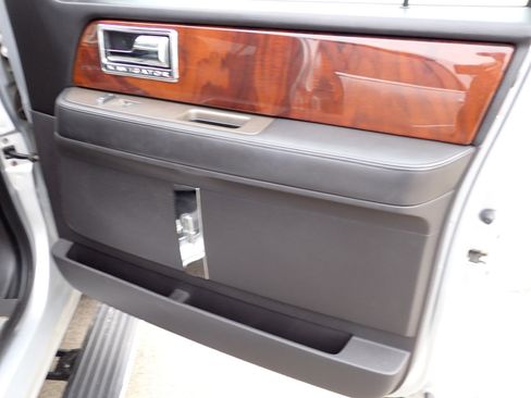 Used 2011 Lincoln Navigator 4WD image 23