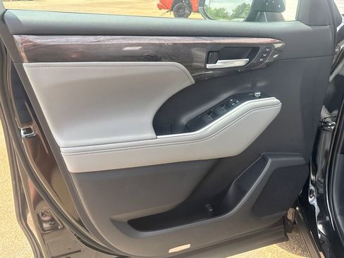 New 2026 Toyota Highlander Platinum image 7