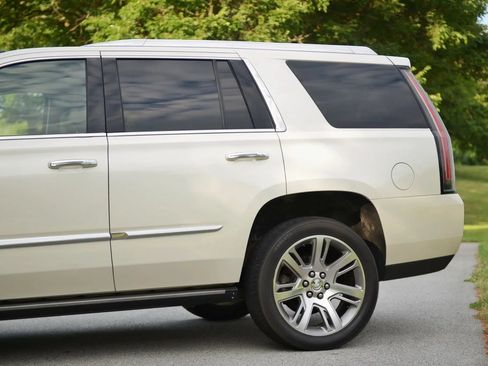 Used 2015 Cadillac Escalade Premium AWD/4WD image 18