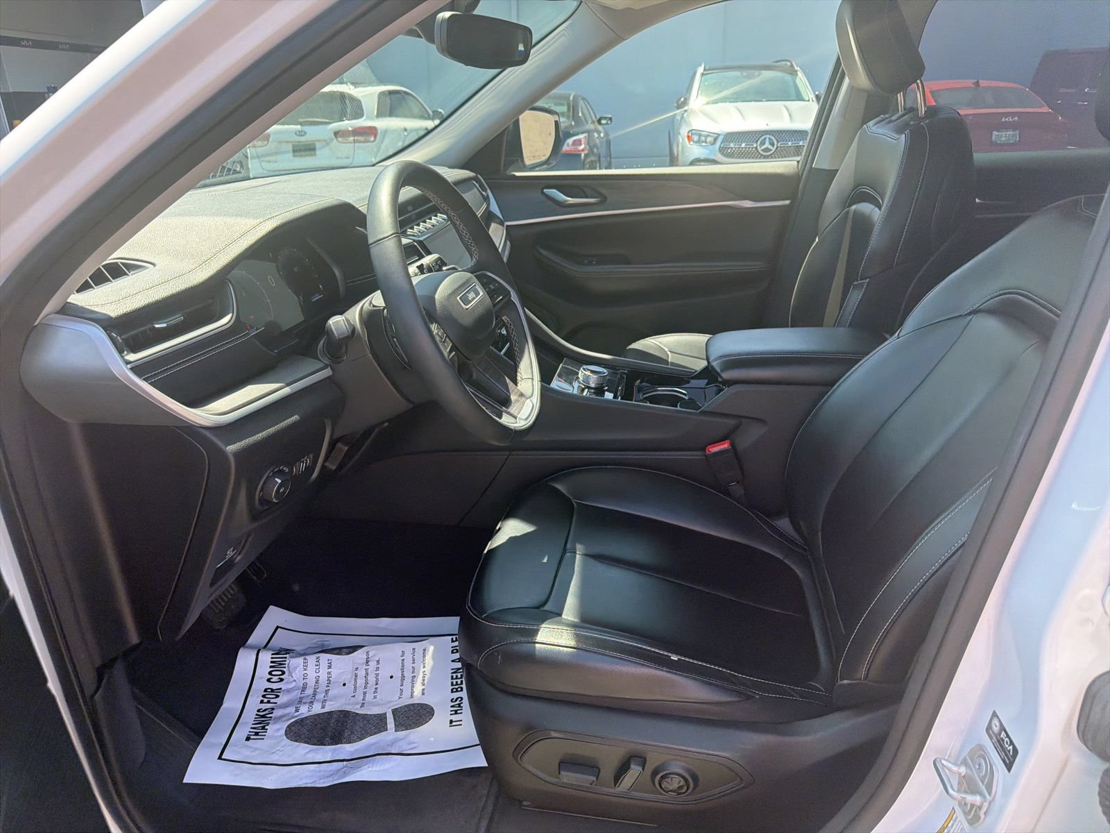 Used 2023 Jeep Grand Cherokee Limited AWD/4WD image 10