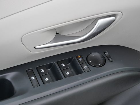 Certified 2025 Hyundai Tucson SE image 19