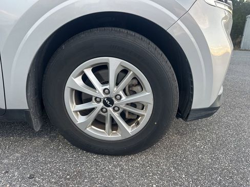 Used 2022 Kia Carnival LX image 5