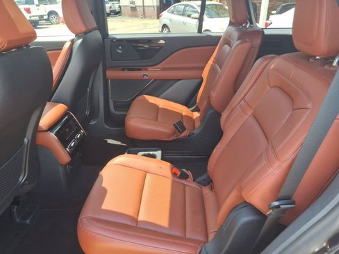Used 2025 Lincoln Aviator Reserve AWD/4WD image 7